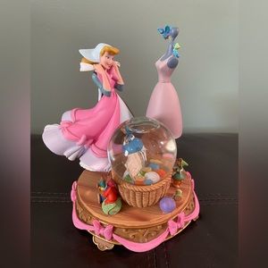 DISNEY Snow Globe ''A LOVELY DRESS FOR CINDERELLY'' Cinderella
